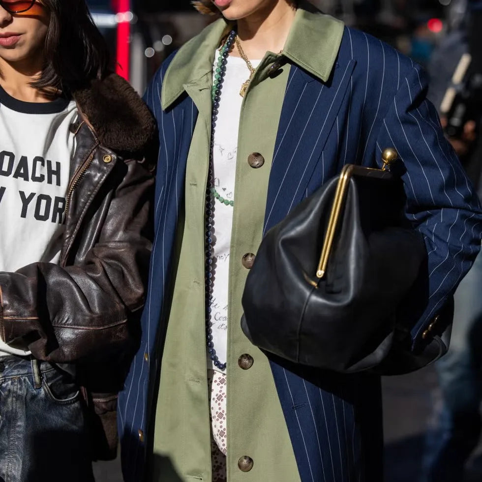 Cartera de Mano con Broche – Símil Cuero Blandito