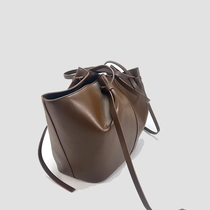 Cartera Tote Trapecio – Cierre Metálico de Diseño