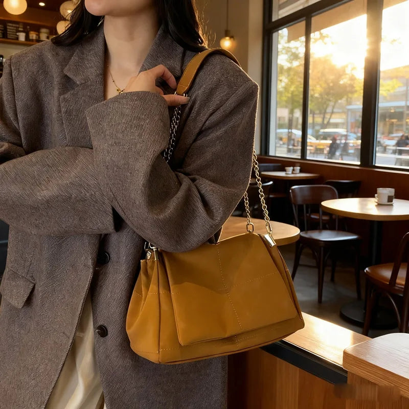 Cartera Tote con Cadena – Símil Cuero Blandito