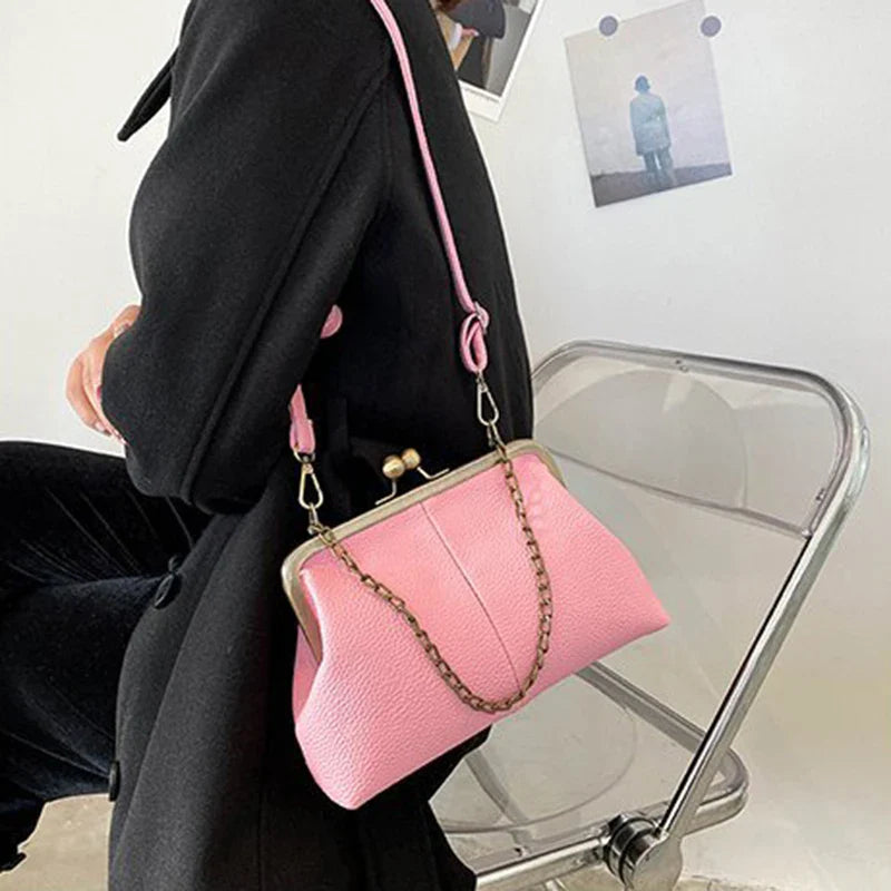 Cartera con Textura Lychee – Cadena y Broche