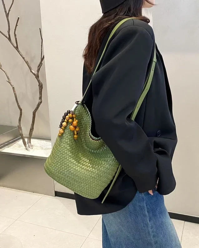Cartera de mano elegante con correa